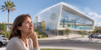 Piscina municipal Candelaria: adjudicado el contrato de obra Mujer de mediana edad observa con ilusión la futura piscina municipal de Candelaria, representada como una infraestructura moderna y luminosa.
