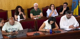 Pleno Candelaria mayo 2026: presupuesto, vivienda y servicios Representantes municipales sentados en el salón de plenos del Ayuntamiento de Candelaria durante una sesión ordinaria, con documentación, micrófonos y ordenadores sobre la mesa.