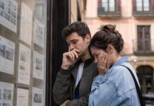 La crisis de vivienda ya rompe biografías Pareja joven observa con preocupación varios anuncios de alquiler en el escaparate de una inmobiliaria, reflejando la dificultad de acceder a una vivienda digna.