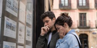 La crisis de vivienda ya rompe biografías Pareja joven observa con preocupación varios anuncios de alquiler en el escaparate de una inmobiliaria, reflejando la dificultad de acceder a una vivienda digna.