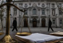Sentencia de Aldama: el doble rasero frente a Gürtel Fachada del Tribunal Supremo con una balanza de justicia desenfocada, documentos judiciales en primer plano y dos figuras anónimas caminando frente al edificio.