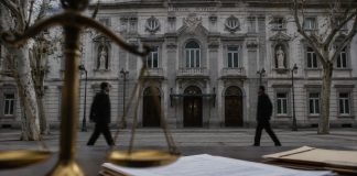 Sentencia de Aldama: el doble rasero frente a Gürtel Fachada del Tribunal Supremo con una balanza de justicia desenfocada, documentos judiciales en primer plano y dos figuras anónimas caminando frente al edificio.