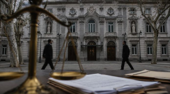 Sentencia de Aldama: el doble rasero frente a Gürtel Fachada del Tribunal Supremo con una balanza de justicia desenfocada, documentos judiciales en primer plano y dos figuras anónimas caminando frente al edificio.