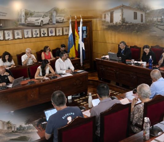 Pleno de Candelaria: gestión, acuerdos y retos pendientes Pleno del Ayuntamiento de Candelaria con los concejales reunidos y composiciones difuminadas de los principales asuntos debatidos: centro sociosanitario, movilidad eléctrica, patrimonio rural, Auditorio Municipal, cuentas y alumbrado público.