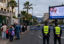 Visita del Papa en Canarias: fe, movilidad y Estado aconfesional Familias ante un colegio público cerrado mientras la policía regula el tráfico en una avenida canaria con motivo de la visita del Papa.