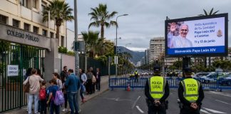 Visita del Papa en Canarias: fe, movilidad y Estado aconfesional Familias ante un colegio público cerrado mientras la policía regula el tráfico en una avenida canaria con motivo de la visita del Papa.