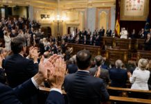 Aplauso al Papa: siete minutos de ovación Hemiciclo del Congreso durante una ovación solemne, con representantes públicos de pie aplaudiendo a un pontífice situado en la tribuna, en una escena que simboliza la distancia entre el gesto institucional y la coherencia política posterior.