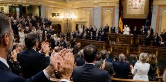 Aplauso al Papa: siete minutos de ovación Hemiciclo del Congreso durante una ovación solemne, con representantes públicos de pie aplaudiendo a un pontífice situado en la tribuna, en una escena que simboliza la distancia entre el gesto institucional y la coherencia política posterior.