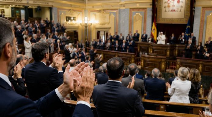 Aplauso al Papa: siete minutos de ovación Hemiciclo del Congreso durante una ovación solemne, con representantes públicos de pie aplaudiendo a un pontífice situado en la tribuna, en una escena que simboliza la distancia entre el gesto institucional y la coherencia política posterior.