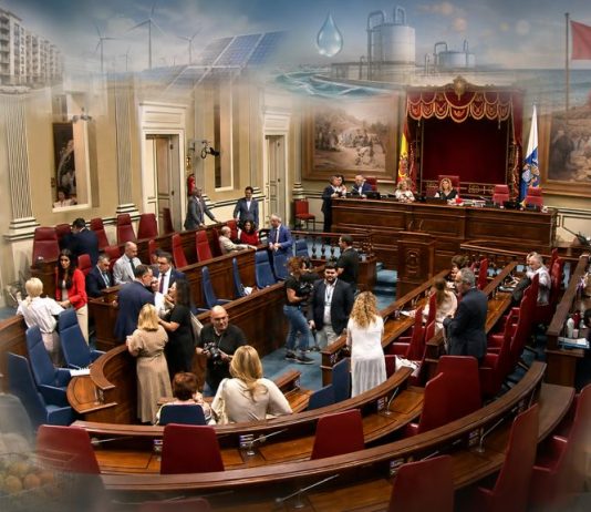 Pleno Canarias: el debate que no llega a la vida cotidiana Salón de plenos del Parlamento de Canarias con alusiones difuminadas a vivienda, sanidad, educación, energía renovable, agua, costas, incendios, movilidad y juventud.