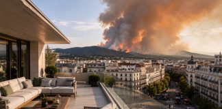 El ático de Chamberí: poder, opacidad e impunidad Terraza de un ático de lujo en Chamberí con los incendios de la Sierra de Madrid visibles al fondo y vehículos de emergencia en la calle.