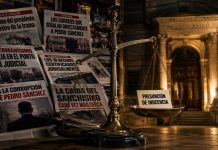 Juicio mediático contra David Sánchez: portadas sin rectificación Portadas de periódicos inclinan una balanza frente a un palacio de justicia, mientras la presunción de inocencia queda en el plato más ligero.