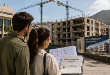 Licencias urbanísticas en Canarias: agilizar no basta Pareja observa una promoción de viviendas en construcción en Canarias mientras sostiene planos y una licencia urbanística, con un ayuntamiento y varias grúas al fondo.