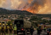 Incendios en Madrid: el coste del negacionismo Incendio forestal avanzando hacia una zona residencial de la Sierra Oeste de Madrid mientras bomberos y efectivos de la UME despliegan el operativo de emergencia.