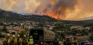 Incendios en Madrid: el coste del negacionismo Incendio forestal avanzando hacia una zona residencial de la Sierra Oeste de Madrid mientras bomberos y efectivos de la UME despliegan el operativo de emergencia.
