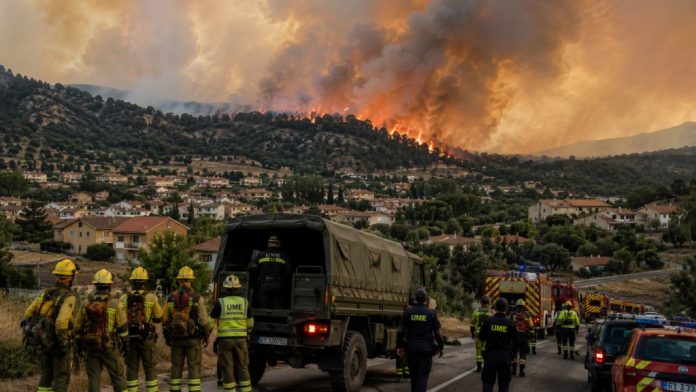 Incendio forestal avanzando hacia una zona residencial de la Sierra Oeste de Madrid mientras bomberos y efectivos de la UME despliegan el operativo de emergencia.