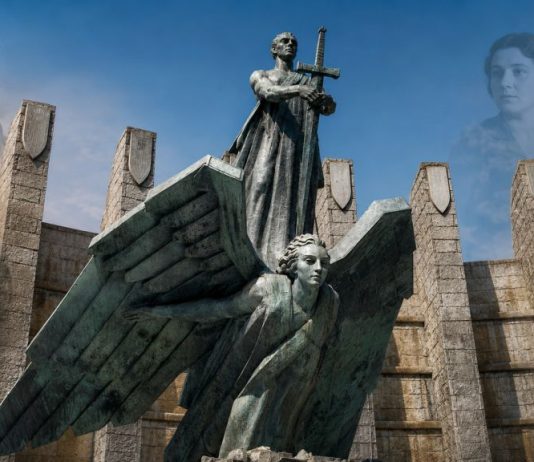 Monumento a Franco: Santa Cruz ante la memoria democrática Monumento a Franco en Santa Cruz de Tenerife, con retratos difuminados de personas represaliadas por la dictadura a ambos lados de la composición.