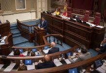 Pleno canario de julio: leyes, balance y campaña Vista general del hemiciclo del Parlamento de Canarias durante el pleno de julio de 2026, con un diputado interviniendo desde la tribuna.