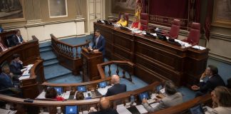 Pleno canario de julio: leyes, balance y campaña Vista general del hemiciclo del Parlamento de Canarias durante el pleno de julio de 2026, con un diputado interviniendo desde la tribuna.
