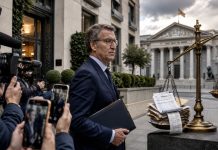 Opacidad de Feijóo: el piso de El Viso y la doble vara Alberto Núñez Feijóo ante un edificio residencial de alto nivel, rodeado de cámaras y documentos junto a una balanza desequilibrada que simboliza la doble vara ante la transparencia política.
