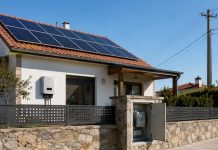Autoconsumo solar: qué es realmente y qué no es Vivienda con paneles fotovoltaicos, inversor y conexión a la red eléctrica como ejemplo de una instalación doméstica de autoconsumo solar.