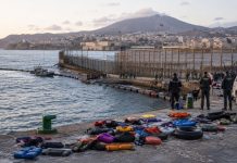 Crisis de Ceuta: frontera, derechos y Europa Frontera marítima de Ceuta con agentes de seguridad, embarcaciones de vigilancia y flotadores abandonados tras la entrada masiva desde Marruecos.