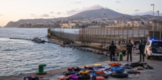 Crisis de Ceuta: frontera, derechos y Europa Frontera marítima de Ceuta con agentes de seguridad, embarcaciones de vigilancia y flotadores abandonados tras la entrada masiva desde Marruecos.