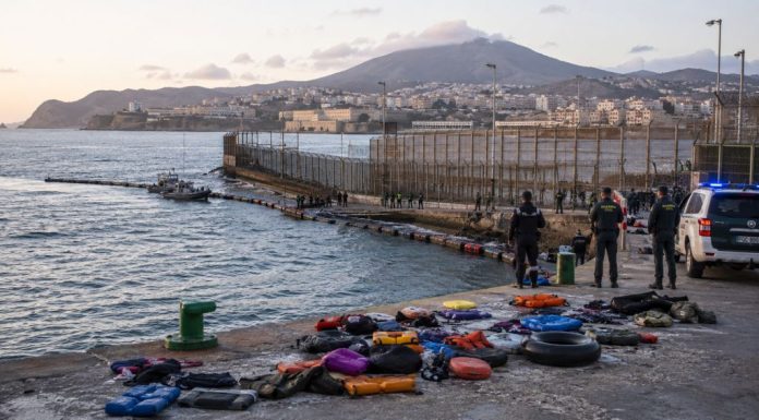 Crisis de Ceuta: frontera, derechos y Europa Frontera marítima de Ceuta con agentes de seguridad, embarcaciones de vigilancia y flotadores abandonados tras la entrada masiva desde Marruecos.