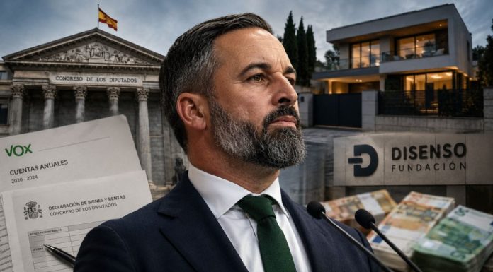 Economía de Abascal: del «chiringuito» al poder político Santiago Abascal ante el Congreso, acompañado de documentos económicos, una vivienda y referencias a la Fundación Disenso, en una composición sobre patrimonio y transparencia política.