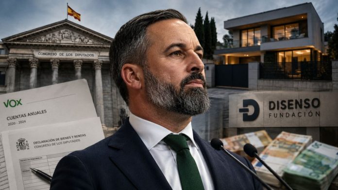 Disenso 1 Santiago Abascal ante el Congreso, acompañado de documentos económicos, una vivienda y referencias a la Fundación Disenso, en una composición sobre patrimonio y transparencia política.