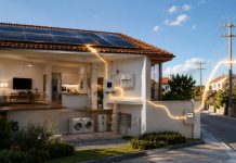 Excedentes solares: qué ocurre con la energía que no consumes Vivienda con paneles solares donde la energía producida se reparte entre el consumo del hogar y los excedentes enviados a la red eléctrica.