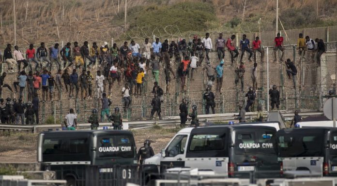 Devoluciones masivas en Ceuta: los límites de la ley Migrantes junto a la valla fronteriza de Ceuta bajo vigilancia de la Guardia Civil durante una situación de fuerte presión migratoria.