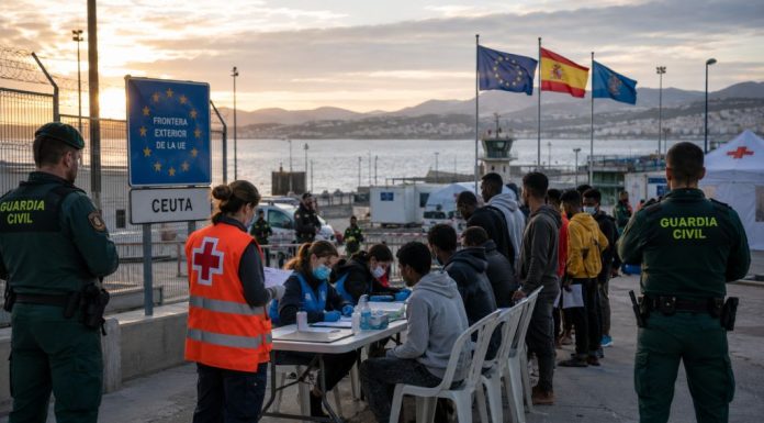 Política migratoria democrática: la salida para Ceuta Frontera de Ceuta con agentes de la Guardia Civil y personal humanitario atendiendo e identificando a personas migrantes junto al puerto.