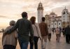 Memoria de Candelaria: el 2 de febrero ya tenía historia Familia de varias generaciones caminando hacia la Basílica de Candelaria al atardecer, evocando la memoria familiar y el significado del 2 de febrero.