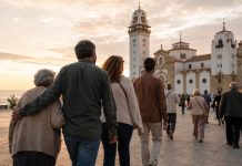 Memoria de Candelaria: el 2 de febrero ya tenía historia Familia de varias generaciones caminando hacia la Basílica de Candelaria al atardecer, evocando la memoria familiar y el significado del 2 de febrero.
