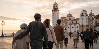 Memoria de Candelaria: el 2 de febrero ya tenía historia Familia de varias generaciones caminando hacia la Basílica de Candelaria al atardecer, evocando la memoria familiar y el significado del 2 de febrero.