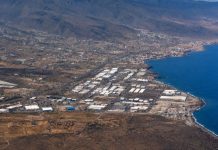 Vertidos de Güímar: la historia empezó antes de los alcaldes Vista aérea del Polígono Industrial del Valle de Güímar junto a la costa de Tenerife, con el océano, las naves industriales y el relieve del valle al fondo.