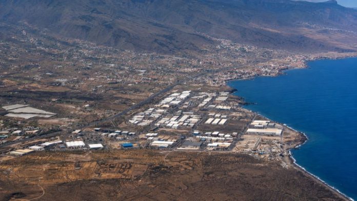 Polígono 1 Vista aérea del Polígono Industrial del Valle de Güímar junto a la costa de Tenerife, con el océano, las naves industriales y el relieve del valle al fondo.
