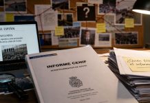 Informe CENIF: denuncia, procedimiento y filtración Mesa de investigación con la investigación en primer plano, un ordenador con la exclusiva de EL ESPAÑOL y documentos que plantean dudas sobre la filtración y el origen del informe.