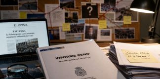 Informe CENIF: denuncia, procedimiento y filtración Mesa de investigación con la investigación en primer plano, un ordenador con la exclusiva de EL ESPAÑOL y documentos que plantean dudas sobre la filtración y el origen del informe.