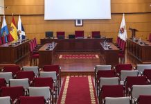 Pleno de Candelaria: gestión, cuentas y proyectos Sala de plenos del Ayuntamiento de Candelaria vacía, con las mesas de los concejales, la presidencia, las banderas institucionales y las butacas del público.
