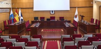 Pleno de Candelaria: gestión, cuentas y proyectos Sala de plenos del Ayuntamiento de Candelaria vacía, con las mesas de los concejales, la presidencia, las banderas institucionales y las butacas del público.