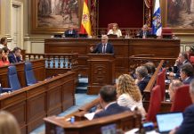Modo canario: Clavijo entre PSOE y PP Fernando Clavijo interviene en el Parlamento de Canarias durante un debate marcado por las posiciones del PSOE y el Partido Popular.