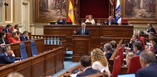 Modo canario: Clavijo entre PSOE y PP Fernando Clavijo interviene en el Parlamento de Canarias durante un debate marcado por las posiciones del PSOE y el Partido Popular.