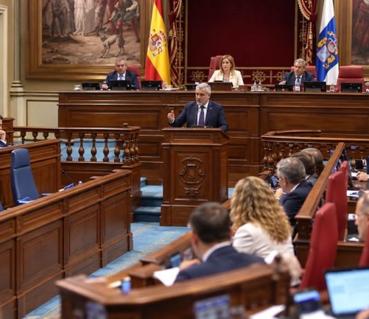 Modo canario: Clavijo entre PSOE y PP Fernando Clavijo interviene en el Parlamento de Canarias durante un debate marcado por las posiciones del PSOE y el Partido Popular.
