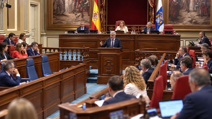 Fernando Clavijo interviene en el Parlamento de Canarias durante un debate marcado por las posiciones del PSOE y el Partido Popular.