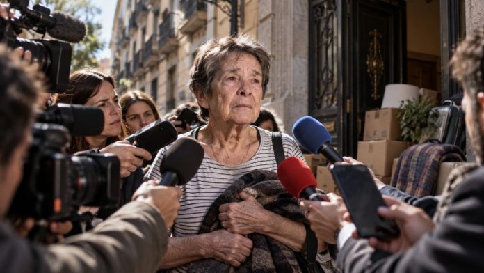 Culpa 1 Mujer mayor rodeada de cámaras y micrófonos frente a una vivienda, como símbolo de cómo un desahucio puede convertirse en juicio público sobre la persona.