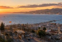 Estrategia de Sánchez ante Marruecos: ¿pasividad o Estado? Vista de Ceuta al atardecer con el Estrecho y la costa marroquí al fondo, símbolo de la compleja relación estratégica entre España y Marruecos.