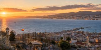 Estrategia de Sánchez ante Marruecos: ¿pasividad o Estado? Vista de Ceuta al atardecer con el Estrecho y la costa marroquí al fondo, símbolo de la compleja relación estratégica entre España y Marruecos.