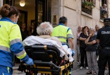 Desahucio de Maricarmen: la legalidad de un fracaso Mujer mayor sale en camilla de un edificio de Madrid acompañada por sanitarios, con vecinos y Policía Nacional durante un desahucio.
